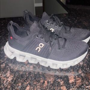 Black and White On Cloud Sneakers Women’s size 9.5